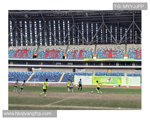 足球巨星意外现身校园引发热潮学生们纷纷围观争相合影留念